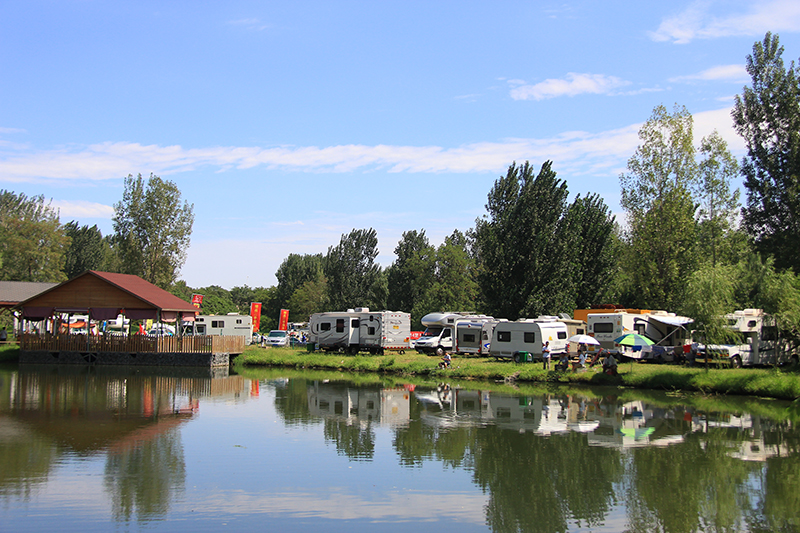 北京房车公园毗邻北京房车博览中心,占地300余亩,环境清幽,草木葱郁